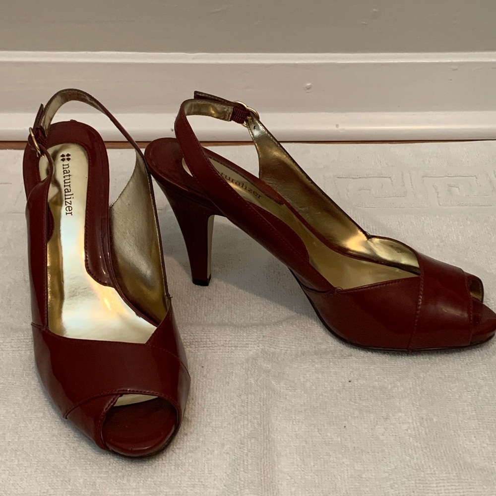 Naturalizers red patent leather open toe pumps in size 9